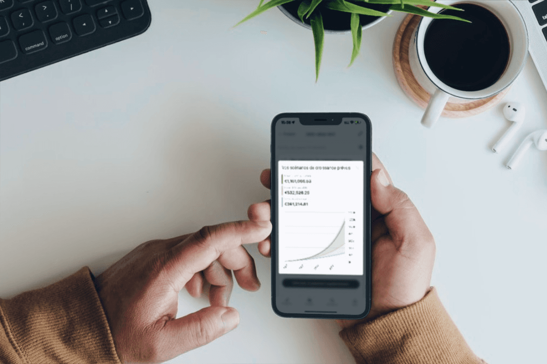Une personne consulte l'évolution projetée de sa police Liechtenstein Life en déplacement sur son smartphone.