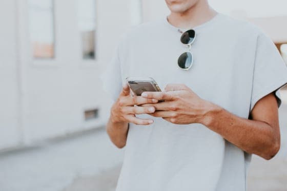 Eine Person prüft ihre Liechtenstein Life Dokumente bequem auf ihrem Smartphone