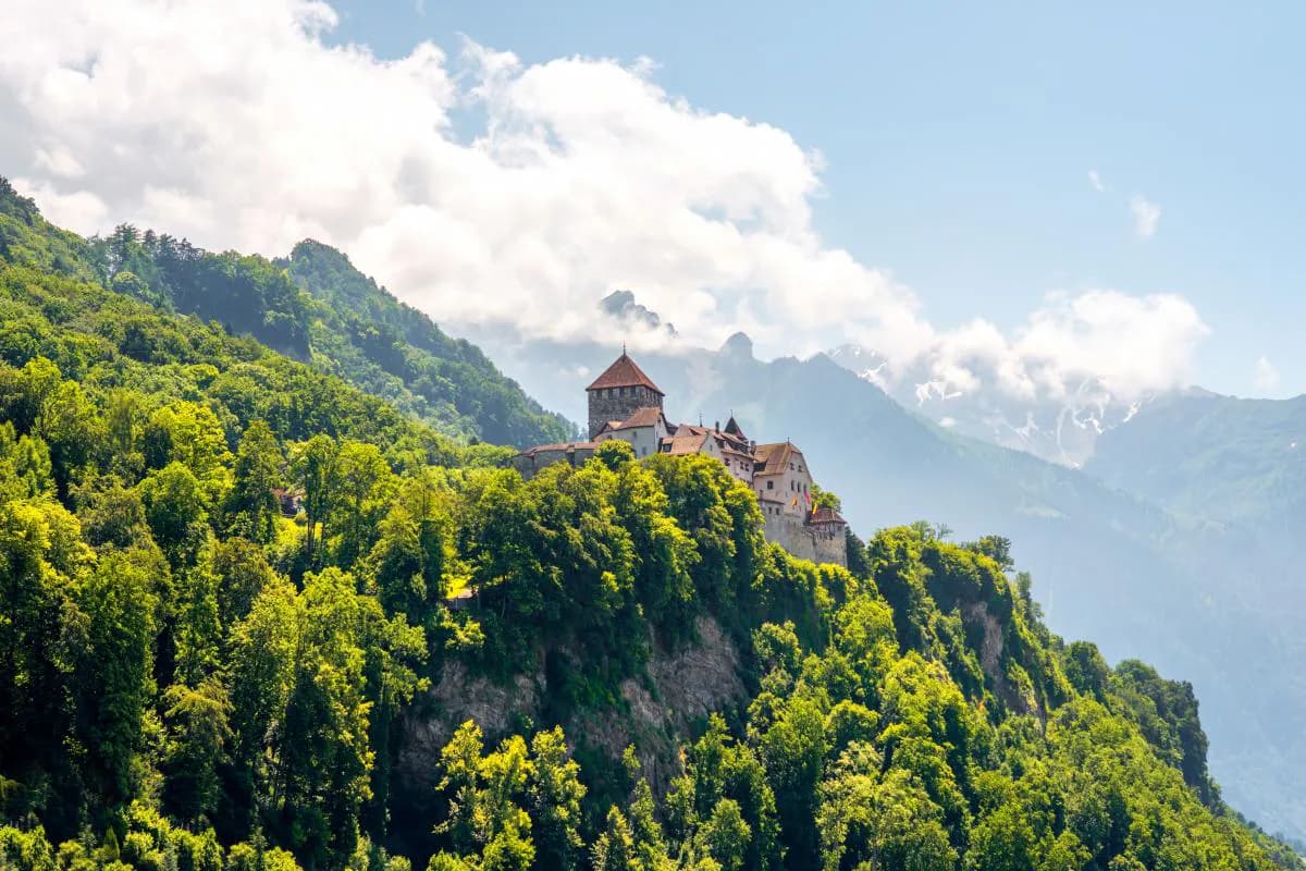 Un panorama montagnard avec le château de Vaduz à la capitale de la Principauté de Liechtenstein un jour ensoleillé.